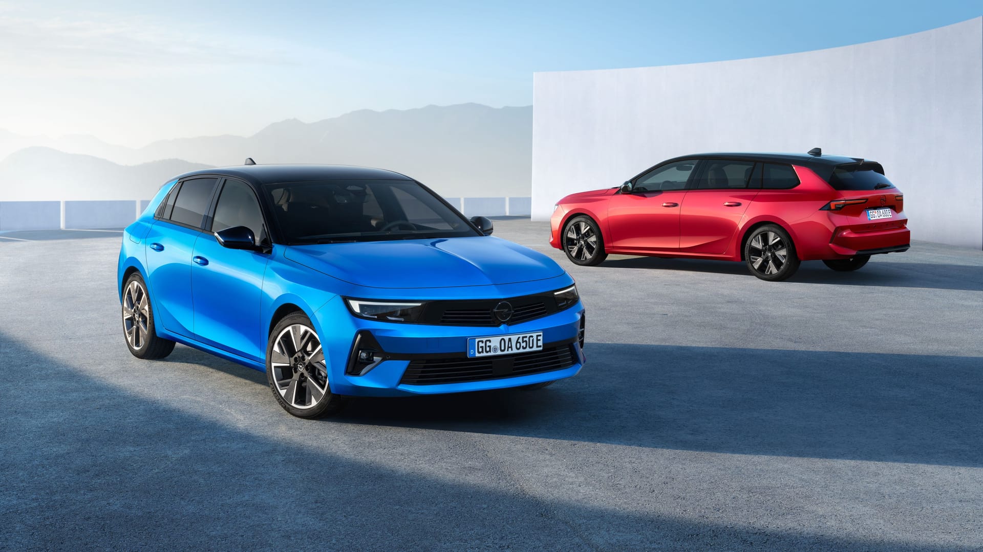 Im Doppelpack: Astra Electric (links) und der Kombi Sports Tourer.