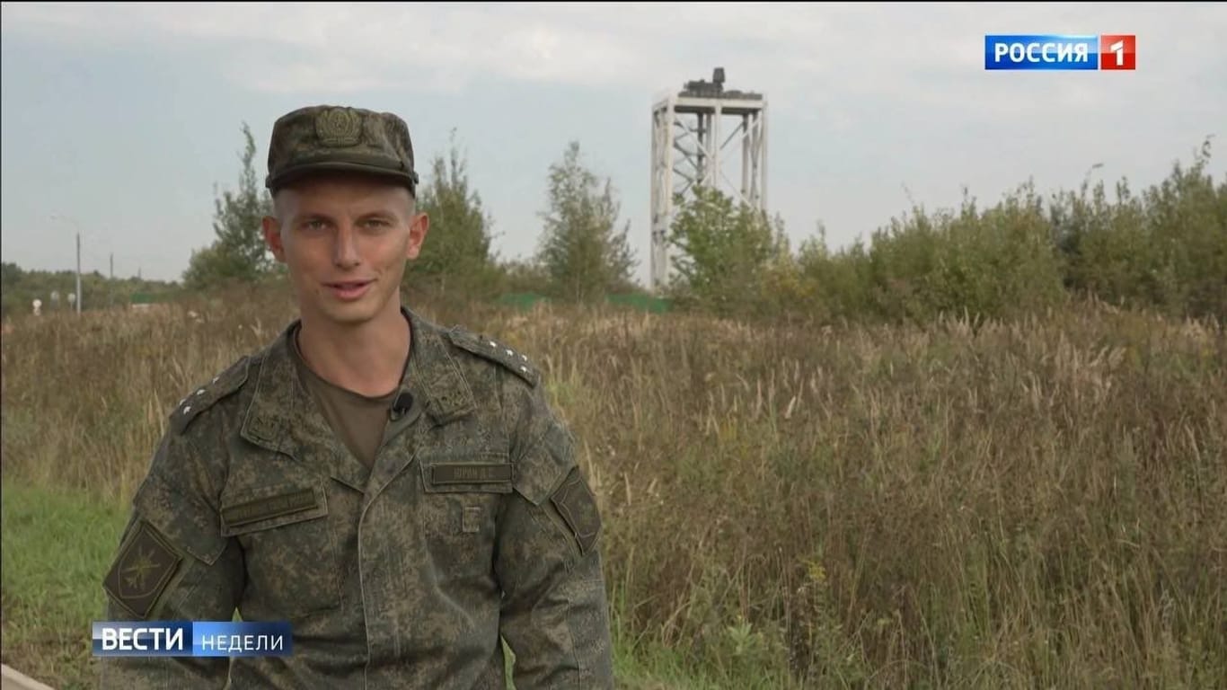 Russischer Soldat im Staatssender "Rossija 1": Auf dem markanten Turm im Hintergrund hat die Armee ein Flugabwehrgeschütz vom Typ Pantsir S-1 aufgestellt.