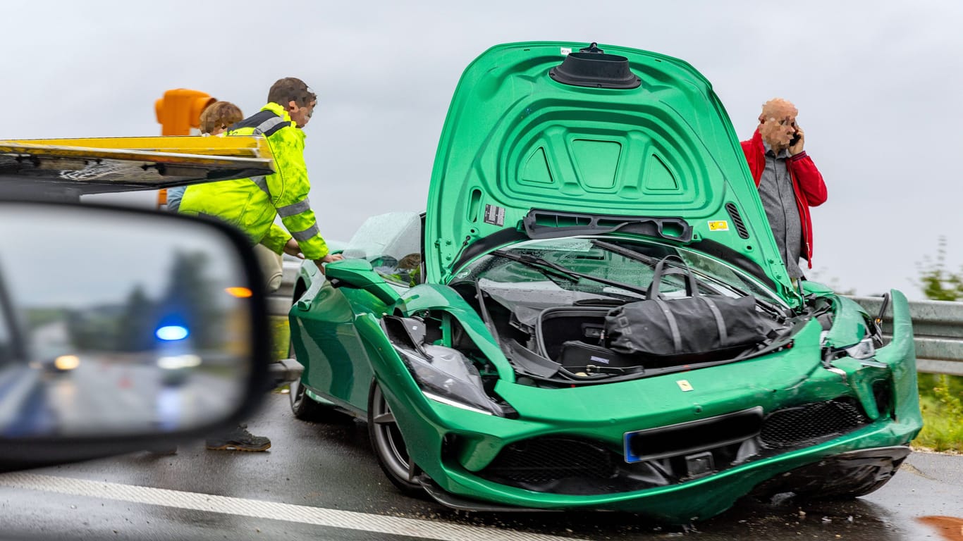 Verunglückter Ferrari auf einer Autobahn (Symbolfoto): Zu einem ähnlichen Unfall kam es in der Nacht in Hessen.