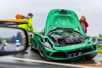 Verunglückter Ferrari auf einer Autobahn (Symbolfoto): Zu einem ähnlichen Unfall kam es in der Nacht in Hessen.