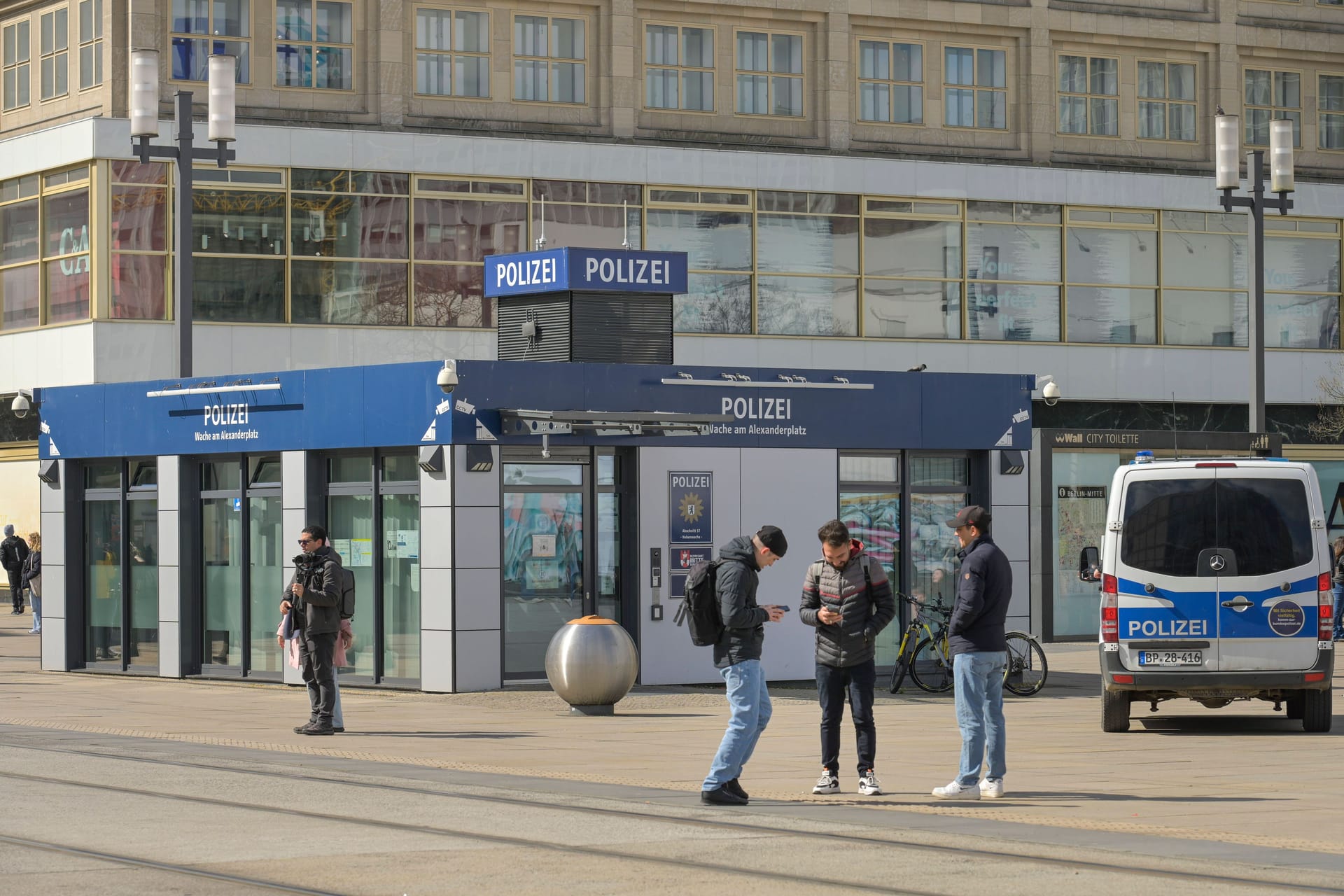 Polizeiwache am Alexanderplatz: Der Mann wurde in ein Krankenhaus gebracht.