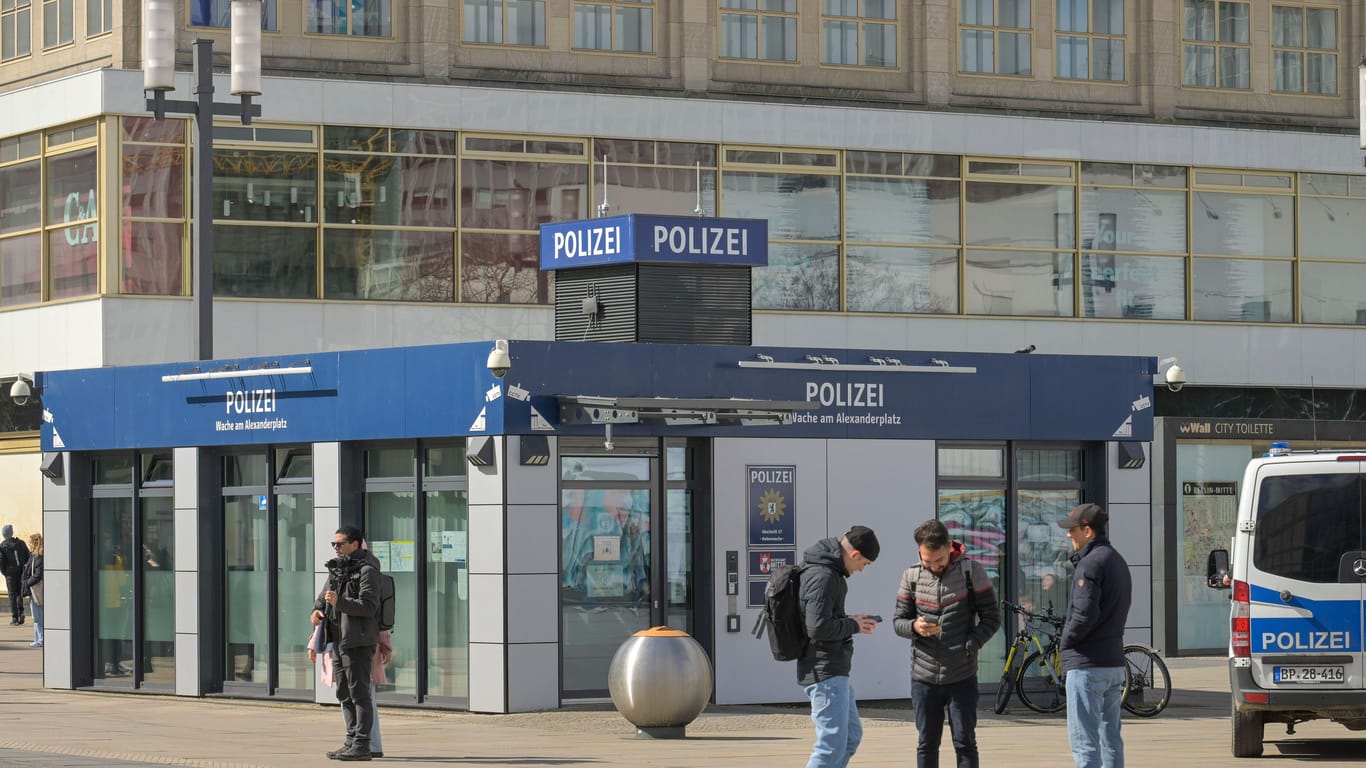 Polizeiwache am Alexanderplatz: Der Mann wurde in ein Krankenhaus gebracht.