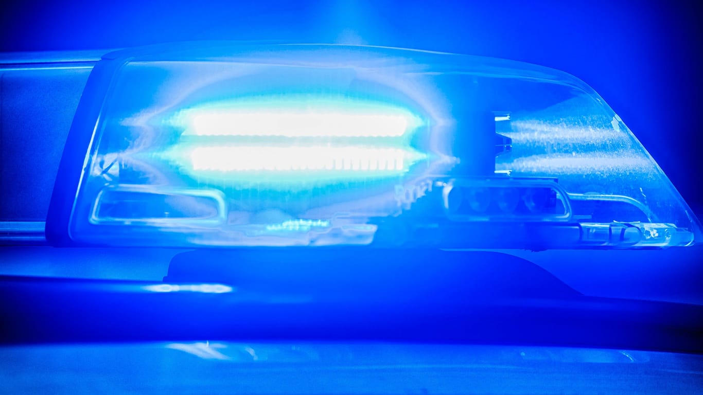 Ein Blaulicht auf dem Dach eines Streifenwagens der Polizei