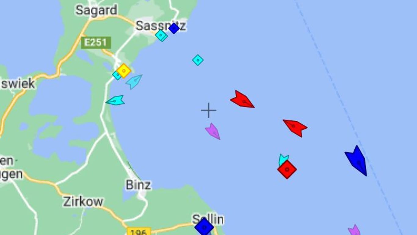 Schiffe vor Rügen: LNG-Tanker sind rot eingezeichnet.