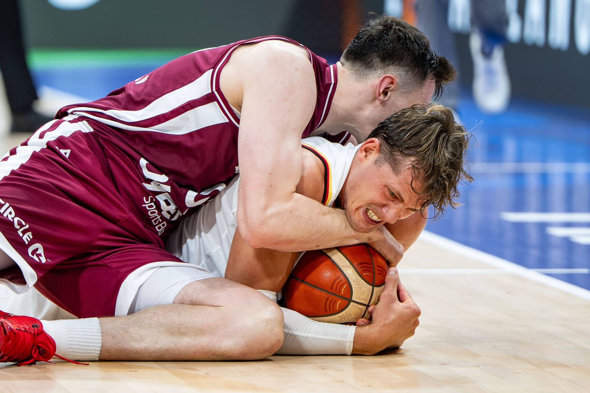 Moritz Wagner (am Boden) ringt mit seinem Gegenspieler um den Ball: Das Duell gegen Lettland endete dramatisch.