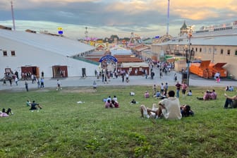 Der "Kotzhügel" am Westrand des Oktoberfests: Er ist für Alkoholleichen bekannt, allerdings winkt vom Hügel aus auch eine gute Aussicht über das Festgelände.