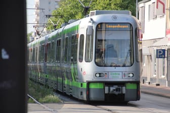 Eine Stadtbahn der Üstra (Archivbild): Zum Entdeckertag der Region Hannover fährt der ÖPNV im GVH kostenlos.
