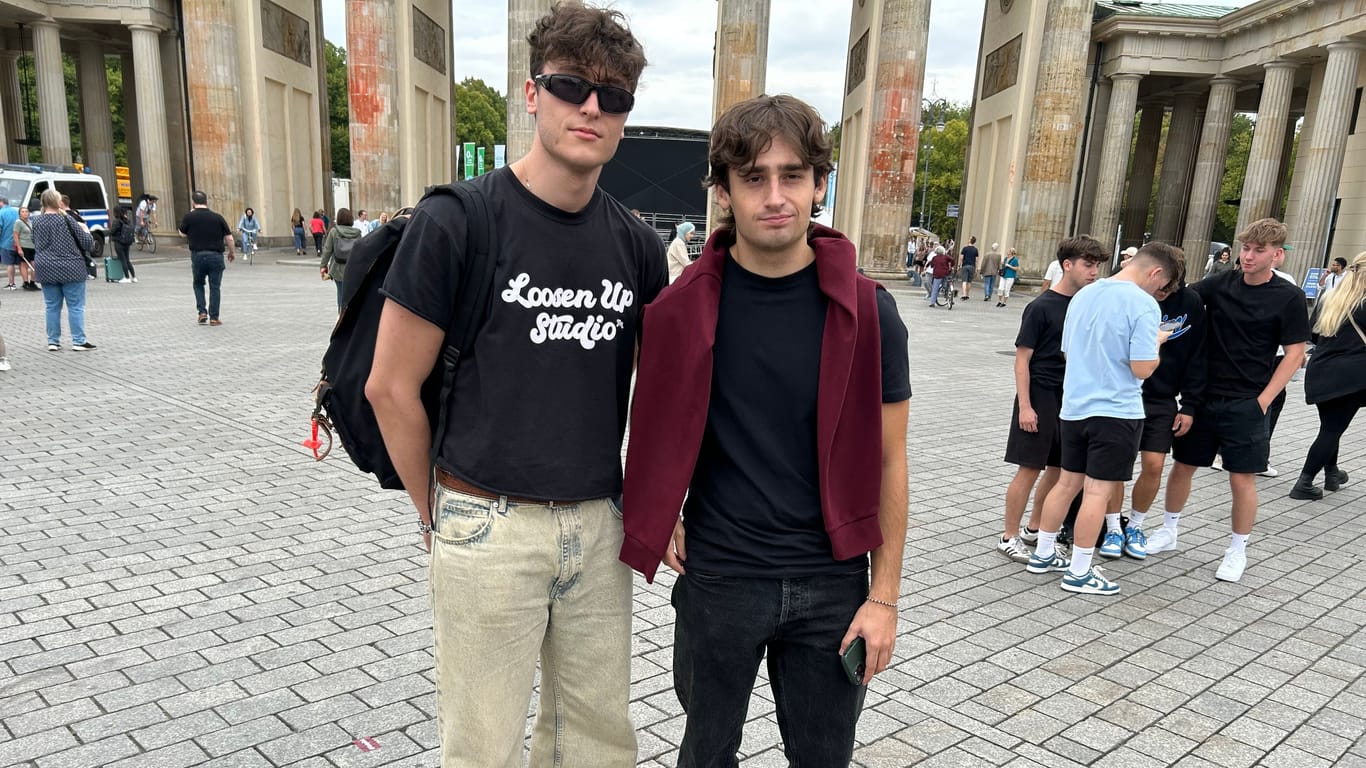 Zwei Touristen vor dem Brandenburger Tor