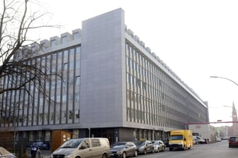 Das Arbeitsgericht in Berlin (Archivbild): Ein 19-Jähriger wurde gekündigt, weil er einer Kollegin an die Brüste fasste.