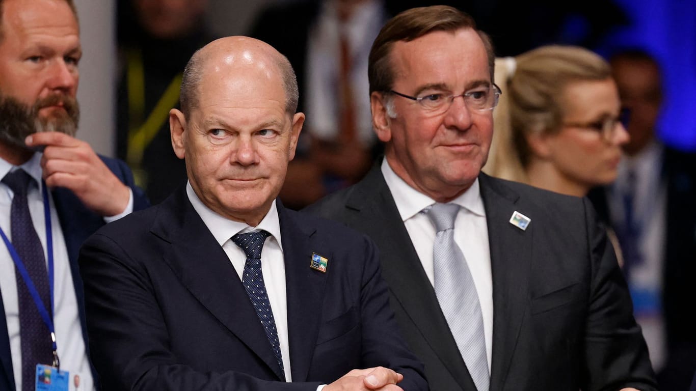 Scholz (l.) und Pistorius (r.) beim Nato-Gipfel in Vilnius im Sommer: Rätselraten über die Taurus-Haltung der deutschen Regierung.