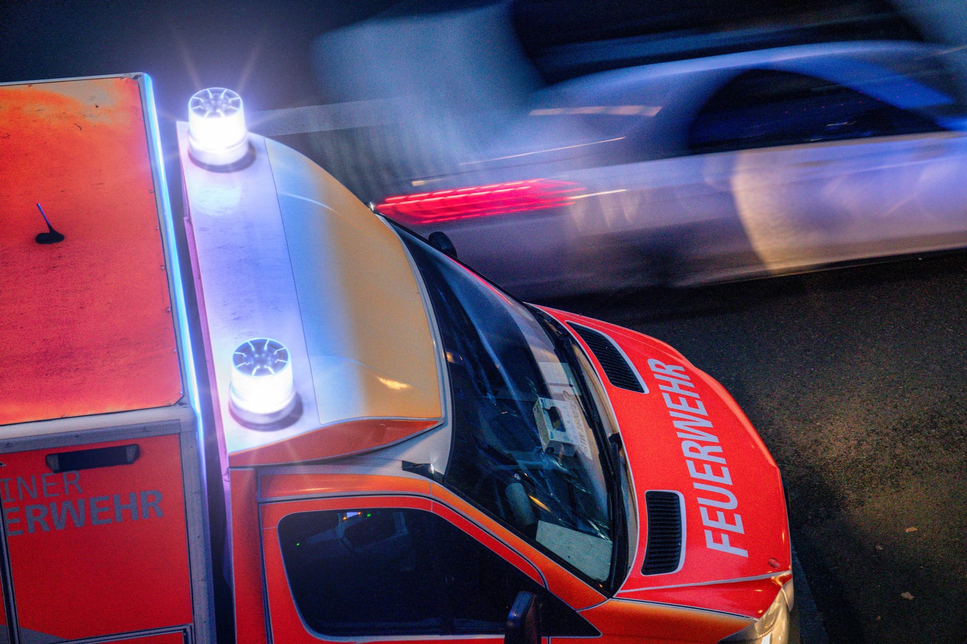 Rettungswagen der Berliner Feuerwehr (Symbolbild): Die Frau starb in einem Krankenhaus.