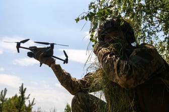 Ukrainischer Soldat mit Drohne (Symbolbild): Mit den von den USA gelieferten 3D-Druckern können die Ukraine bald ihre eigenen Ersatzteile drucken.