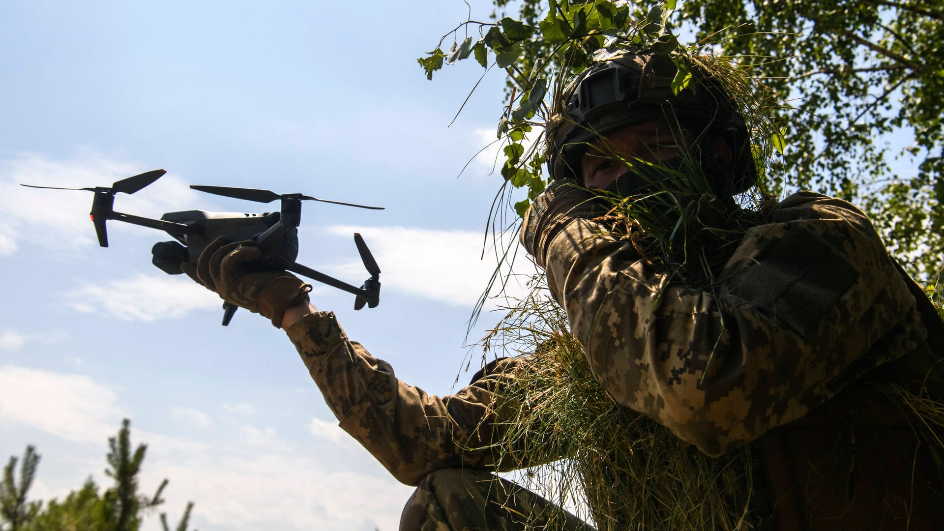 Ukrainischer Soldat mit Drohne (Symbolbild): Mit den von den USA gelieferten 3D-Druckern können die Ukraine bald ihre eigenen Ersatzteile drucken.