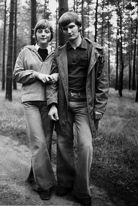 Merkel in jungen Jahren: Hier mit ihrem ersten Ehemann Ulrich circa 1975, also nur zwei Jahre nach ihrem Abitur.