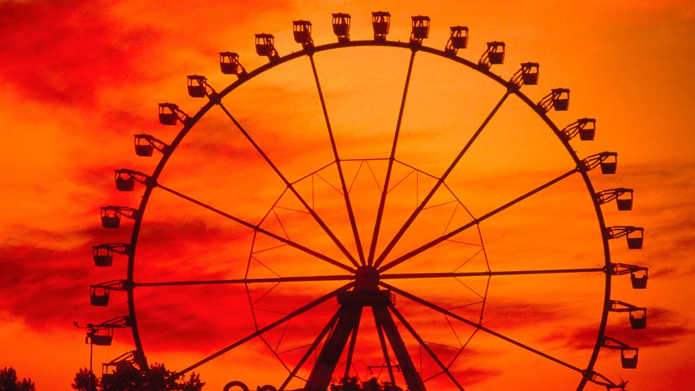 Riesenrad im Sonnenuntergang beim Canstatter Wasen (Archivfoto).