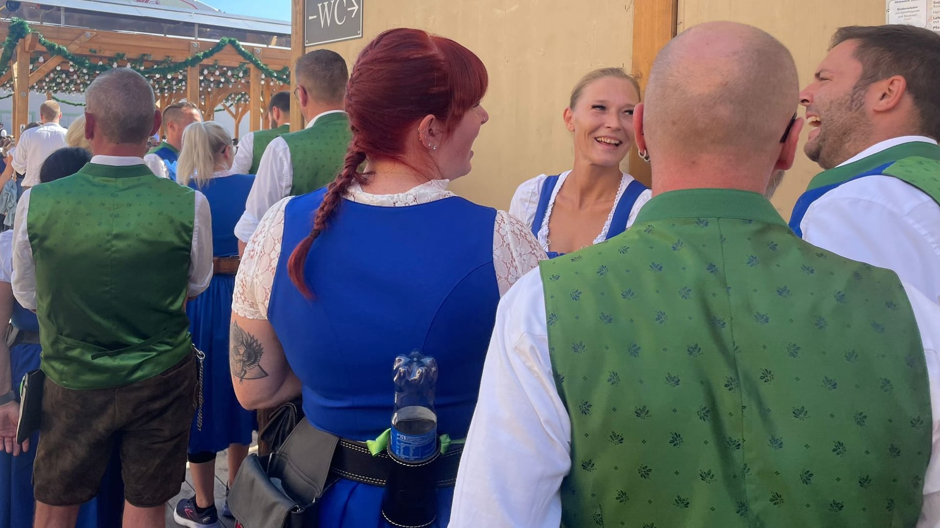 Wiesn-Bedienungen stehen im Biergarten vor der Schänke zum Maß-Holen an.