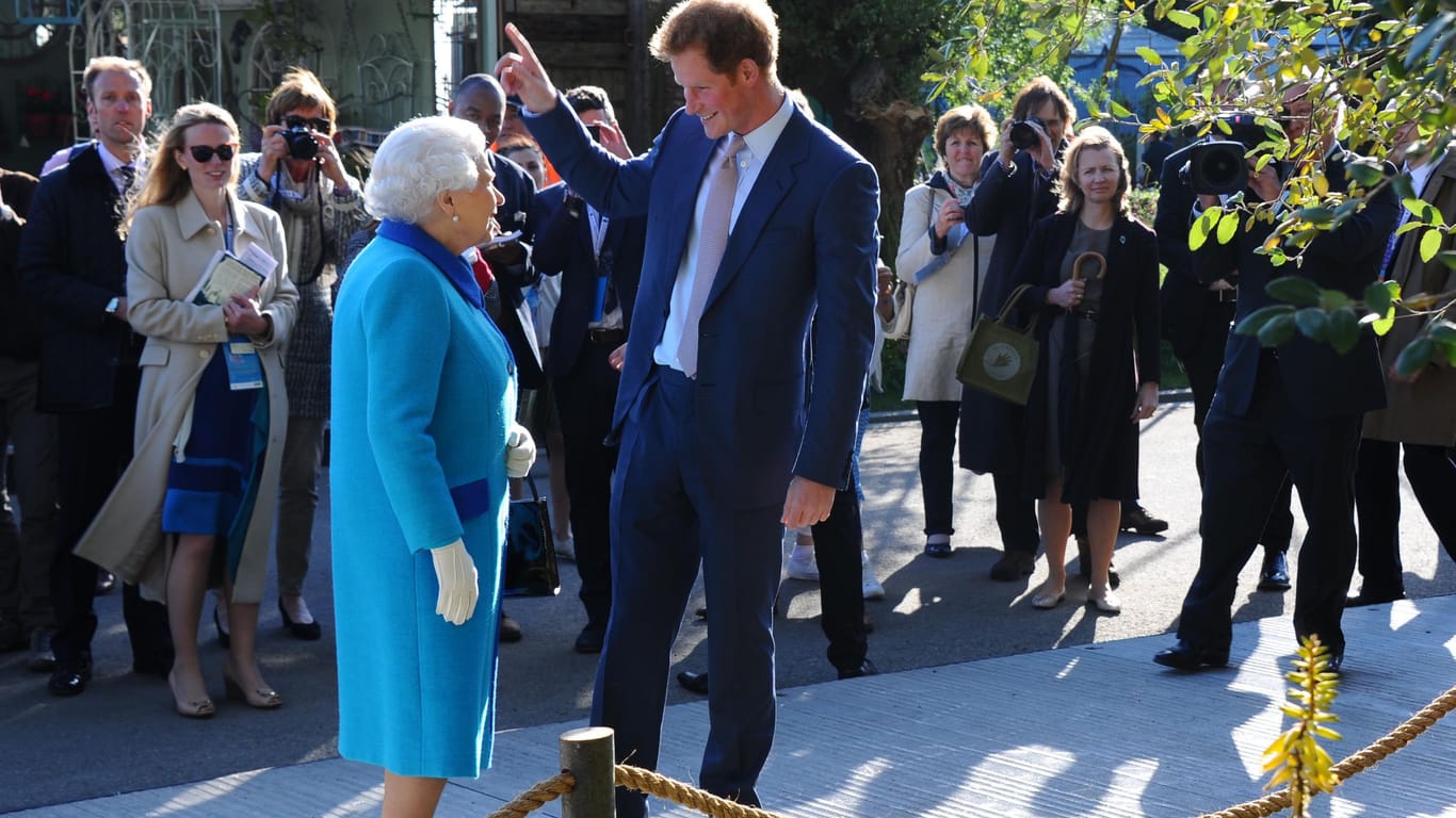 Queen Elizabeth II. und Prinz Harry im Jahr 2015: Die Königin war für den 38-Jährigen ein besonderer Mensch in seinem Leben.