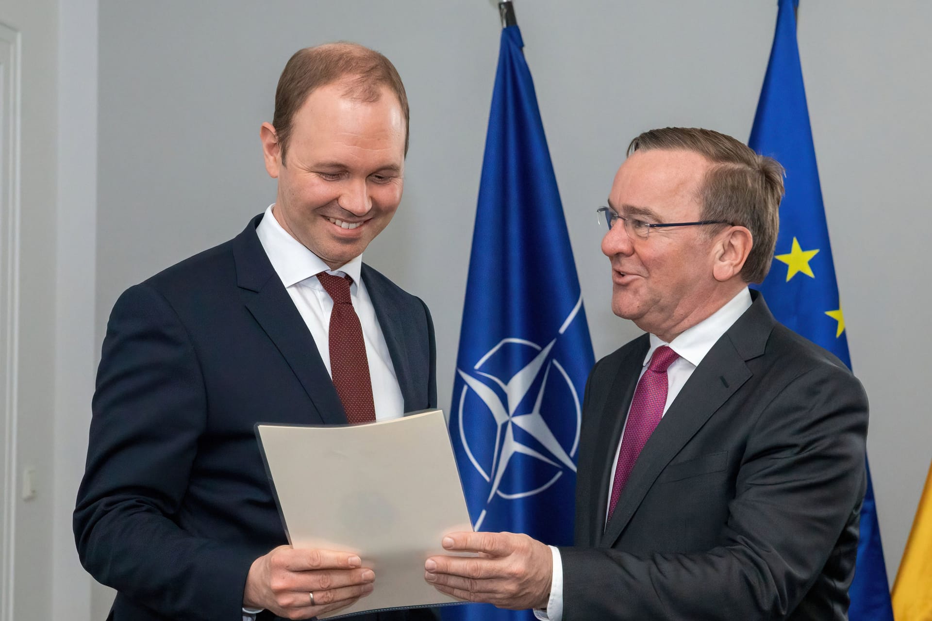 Nils Hilmer, Staatssekretär (l) von Bundesverteidigungsminister Boris Pistorius: Er beförderte den General, obwohl er von dessen Vergehen wusste.
