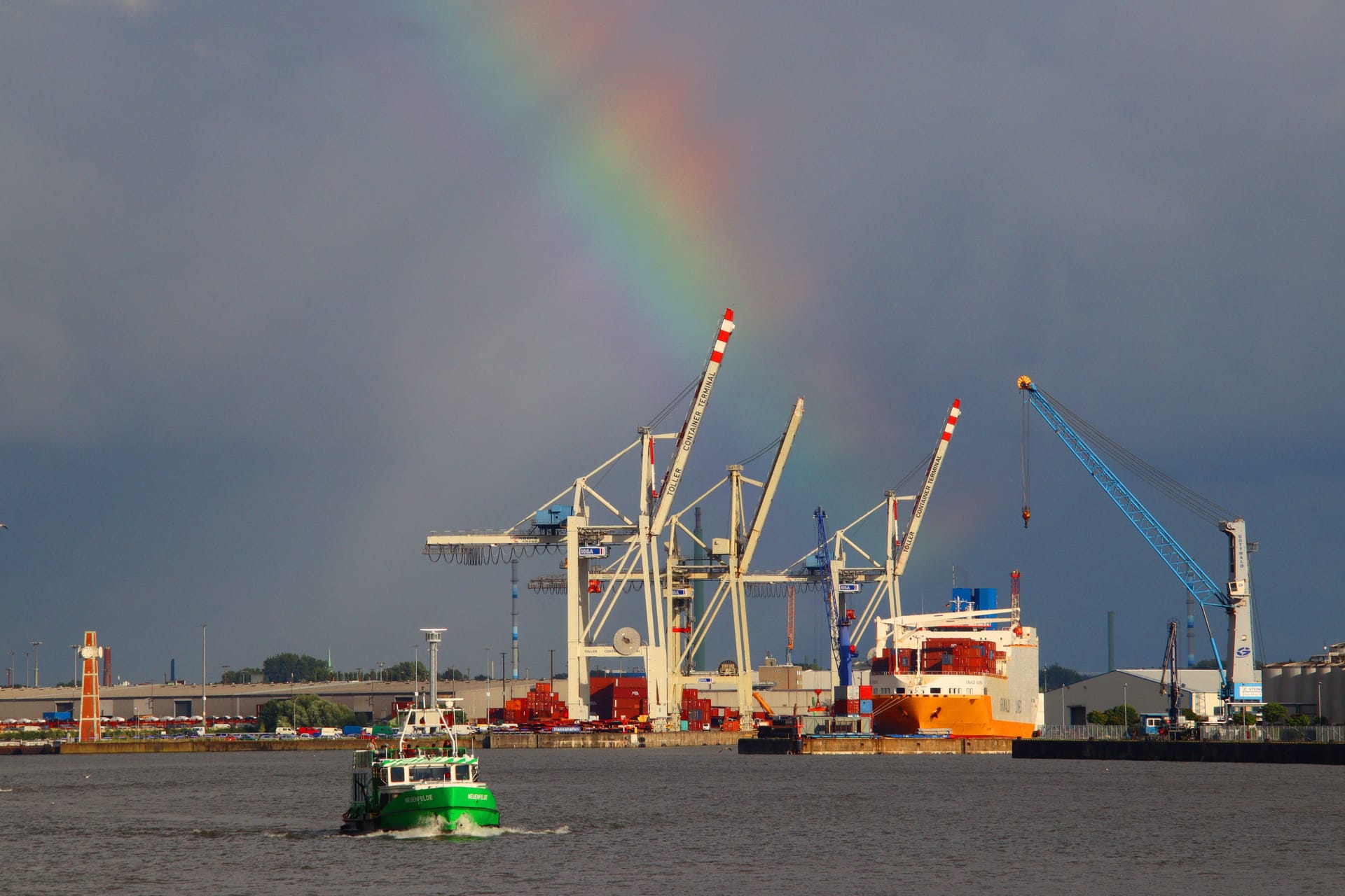 Regenbogen am Hamburger Hafen (Archivfoto): Das Wetter in der Hansestadt steckt voller Überraschungen.