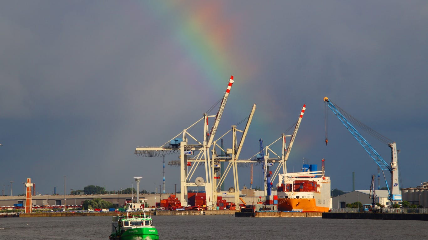 Regenbogen am Hamburger Hafen (Archivfoto): Das Wetter in der Hansestadt steckt voller Überraschungen.