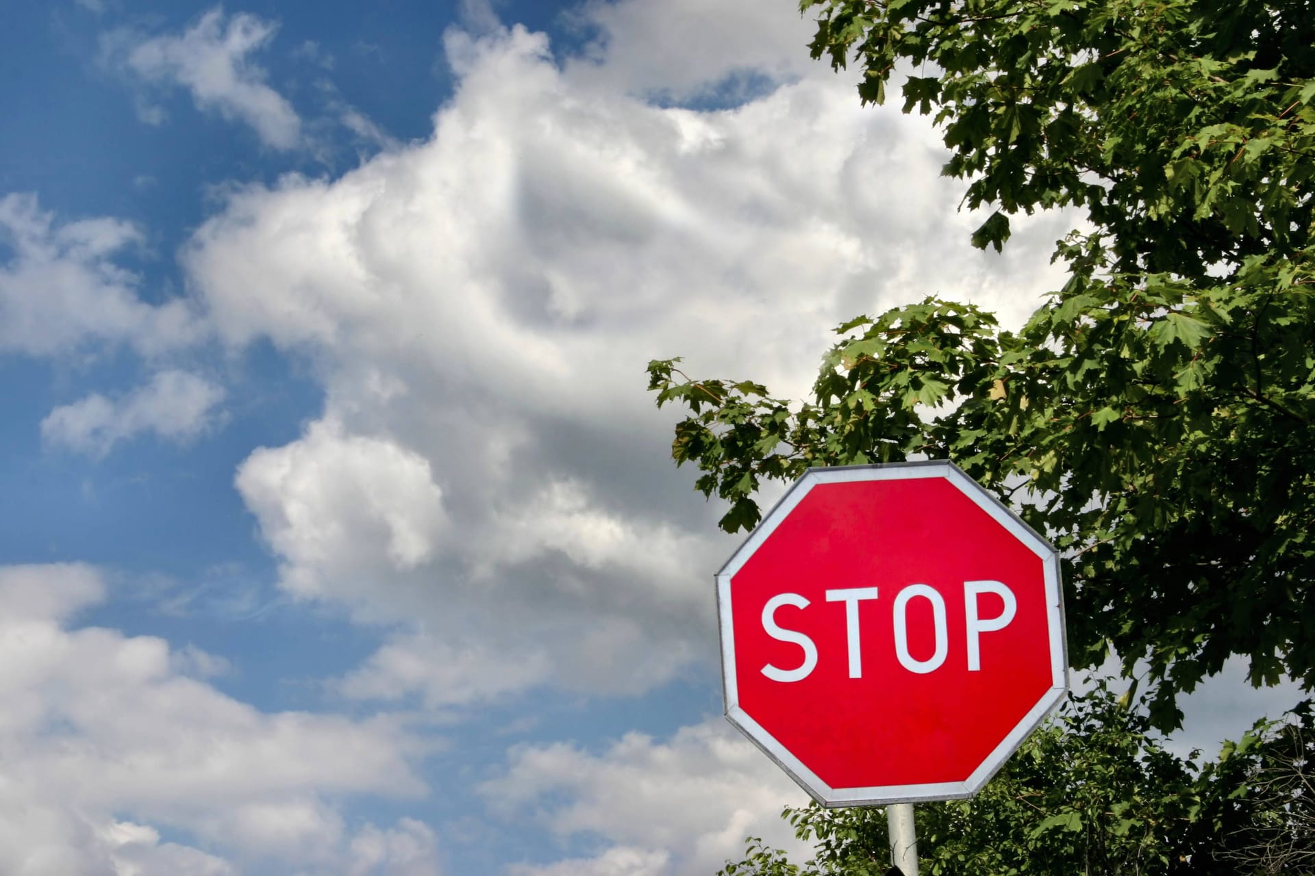 Stoppschild (Symbolbild): Ein solches Verkehrsschild wird in Isernhagen oft missachtet.