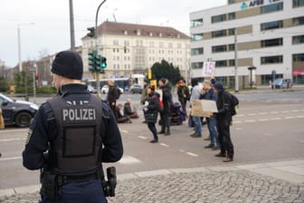 Straßenblockade am Straßburger Platz in Dresden (Archivbild): Bei der angemeldeten Demonstration wurde die viel befahrene Kreuzung blockiert.
