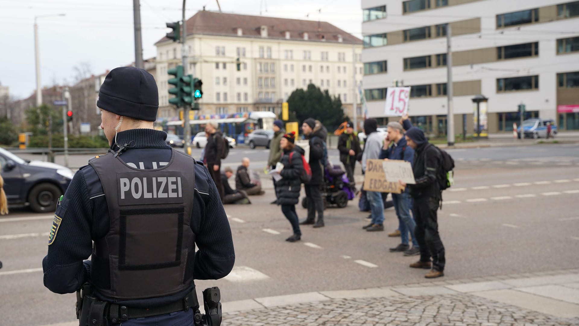 Straßenblockade am Straßburger Platz in Dresden (Archivbild): Bei der angemeldeten Demonstration wurde die viel befahrene Kreuzung blockiert.