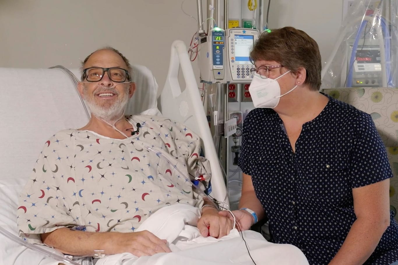 Lawrence Faucette sitzt vor dem Eingriff mit seiner Frau Ann im Krankenhaus von Baltimore. Er bekam ein Schweineherz.