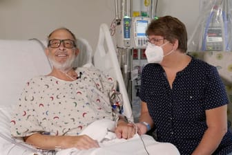 Lawrence Faucette sitzt vor dem Eingriff mit seiner Frau Ann im Krankenhaus von Baltimore (Archivbild). Sein Körper stieß ein Schweineherz ab – er starb.