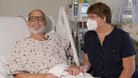 Lawrence Faucette sitzt vor dem Eingriff mit seiner Frau Ann im Krankenhaus von Baltimore. Er bekam ein Schweineherz.