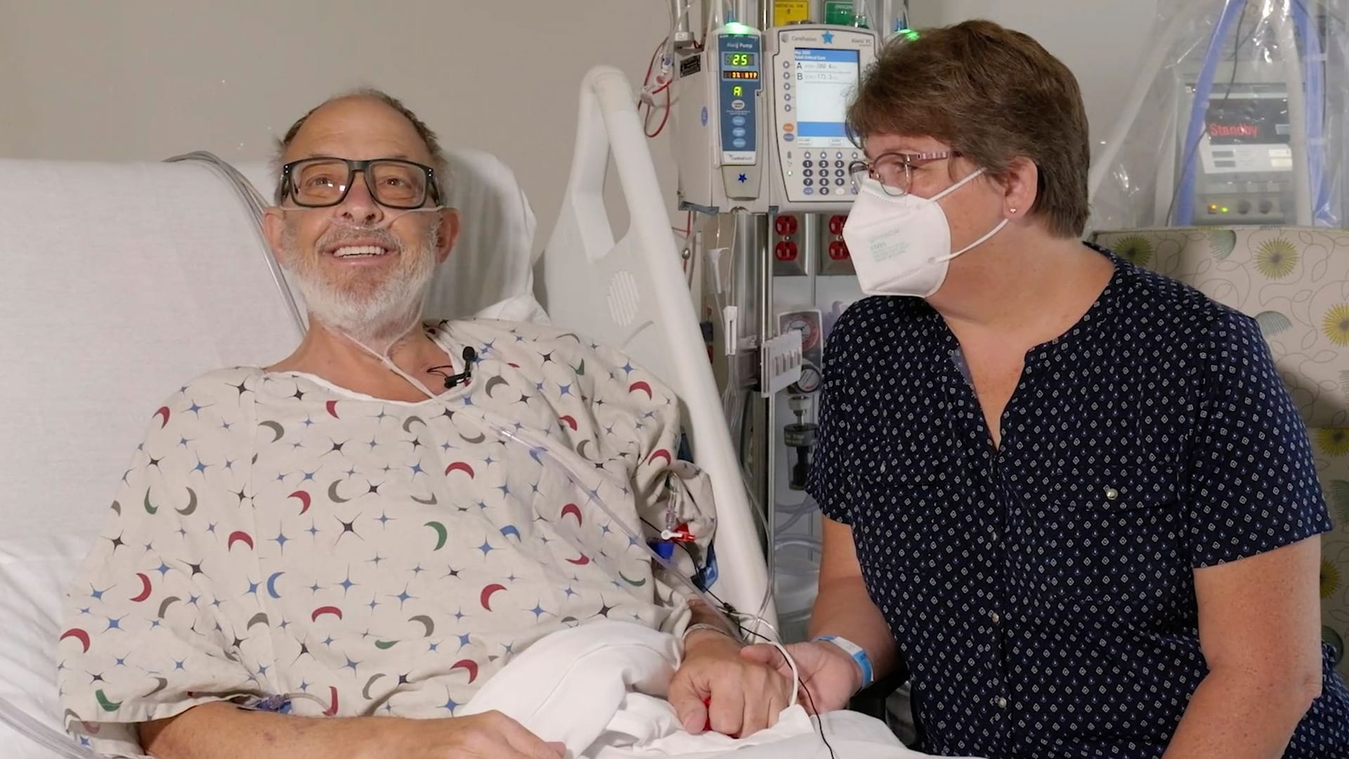 Lawrence Faucette sitzt vor dem Eingriff mit seiner Frau Ann im Krankenhaus von Baltimore (Archivbild). Sein Körper stieß ein Schweineherz ab – er starb.