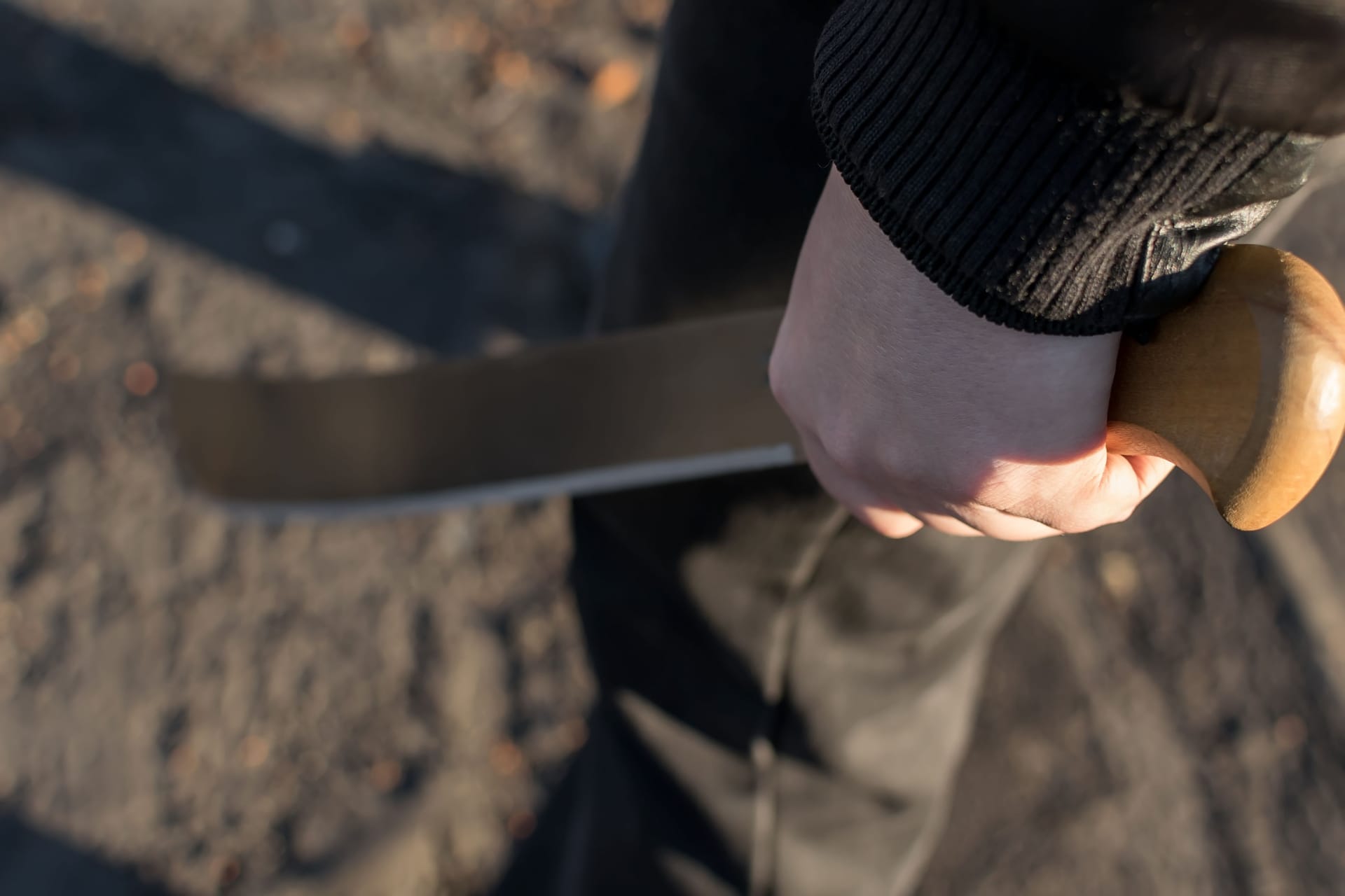 Ein Mann hält eine Machete in der Hand