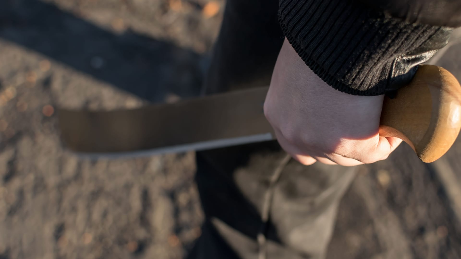 Ein Mann hält eine Machete in der Hand