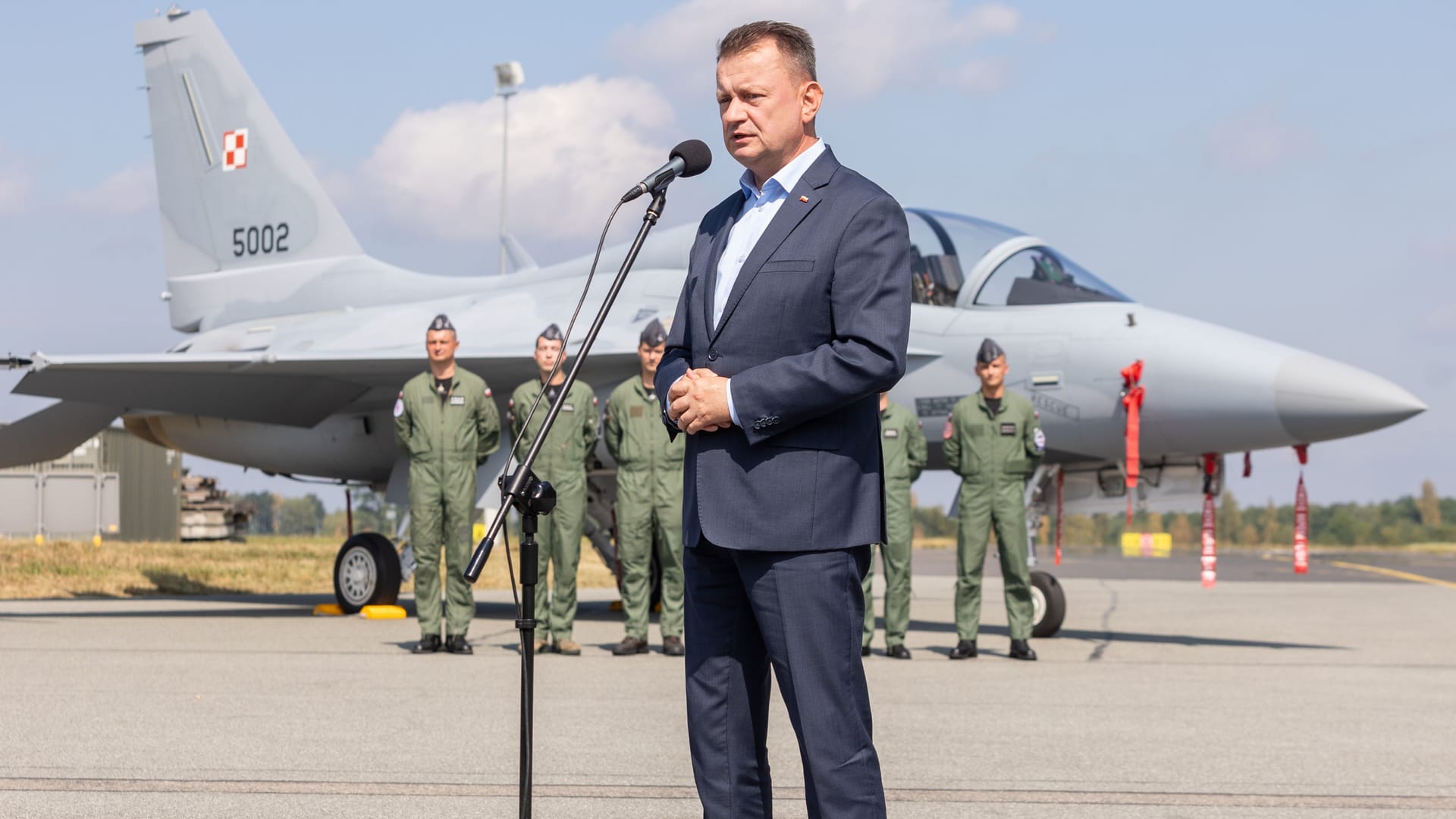 Polens Verteidigungsminister Mariusz Blaszczak bei der Vorstellung neu beschaffter FA-50 Kampfjets aus Südkorea im August 2023.