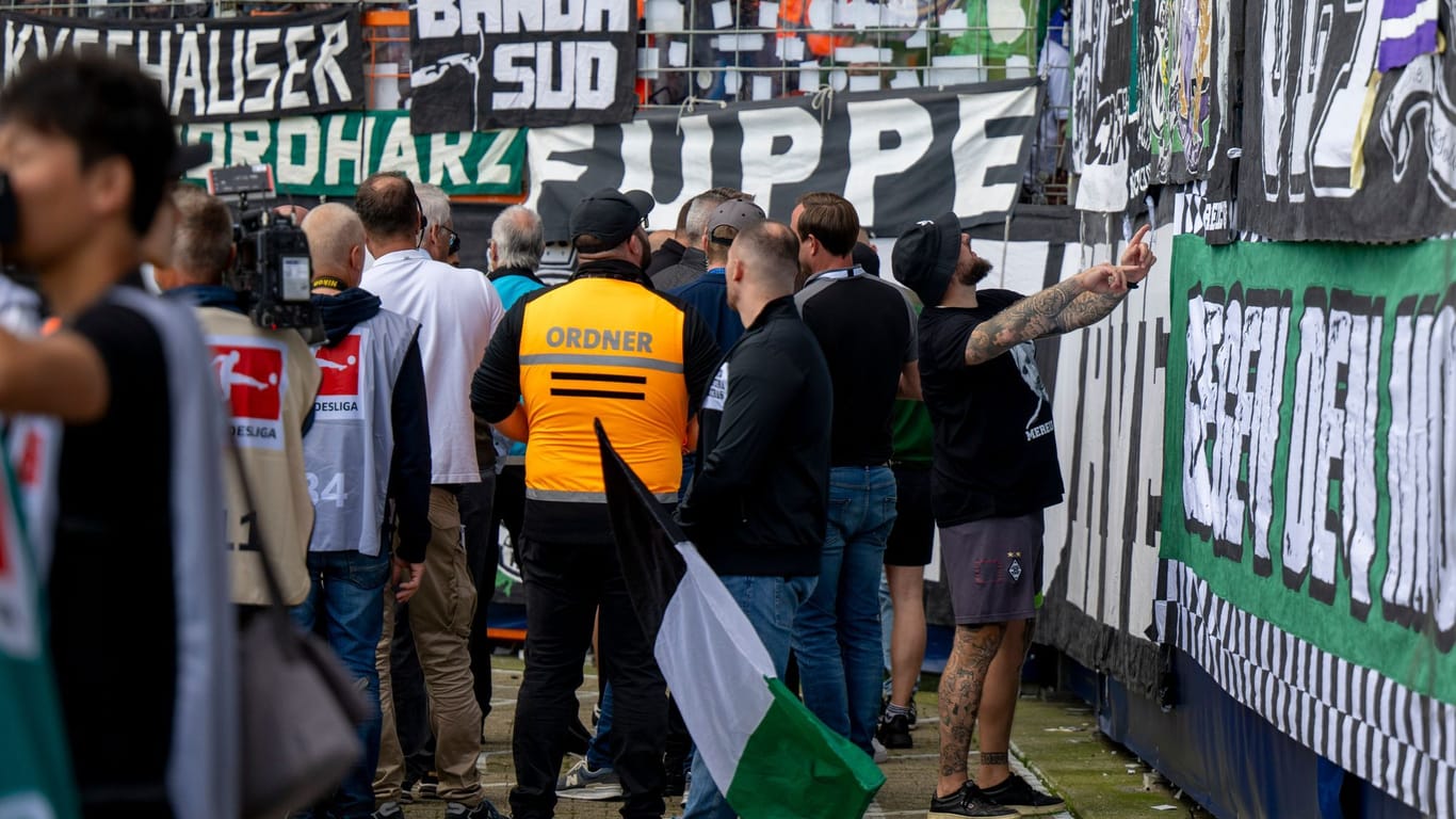 Kuriose Szenen: Gladbachs Anhänger müssen vor der Partie in Bochum Banner entfernen.