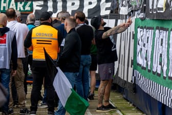 Kuriose Szenen: Gladbachs Anhänger müssen vor der Partie in Bochum Banner entfernen.