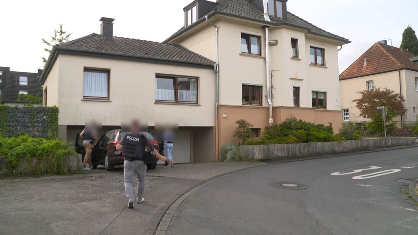 Ermittler vor einem Mehrfamilienhaus in Wetter an der Ruhr: Das Haus wurde durchsucht.