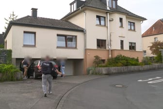 Ermittler vor einem Mehrfamilienhaus in Wetter an der Ruhr: Das Haus wurde durchsucht.
