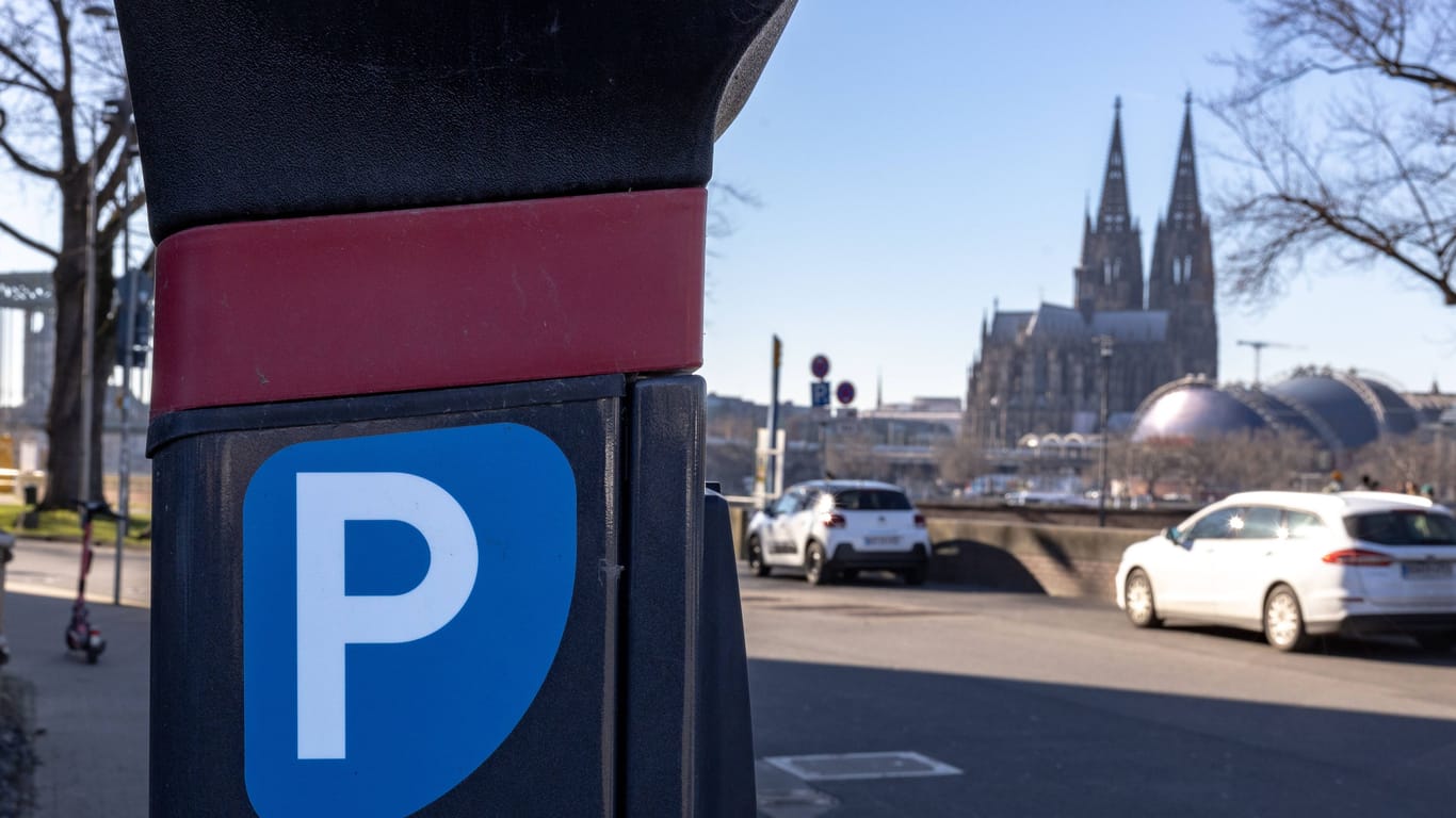 Eine Parksäule am Rheinufer in Köln Deutz: Der Anwohnerparkschein soll im kommenden Jahr teurer werden.