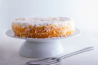 Kokosnuss-Kuchen ist ein köstliches Dessert, das auch den Sommer auf den Teller zurückbringt.