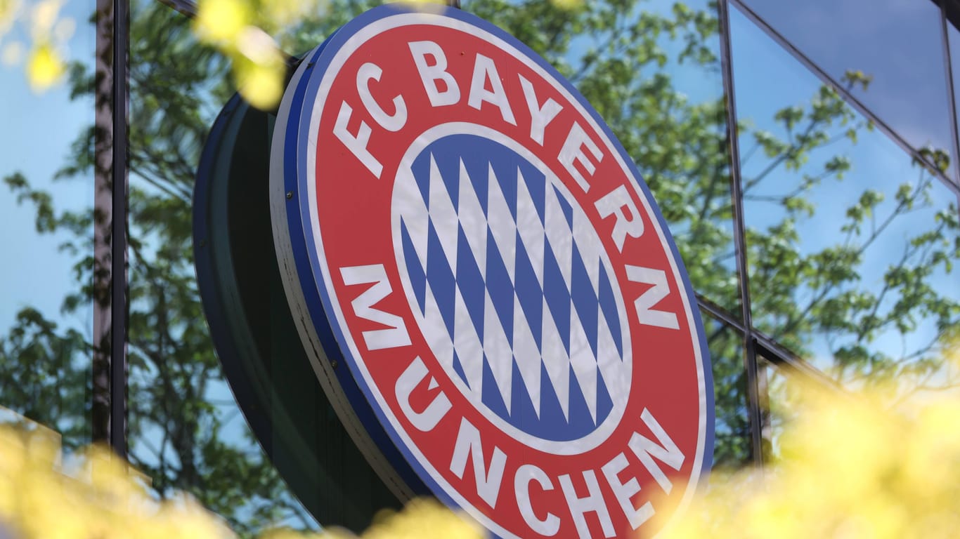 Emblem des FC Bayern an der Geschäftsstelle: Ein bewährter Mitarbeiter verlässt den deutschen Rekordmeister.