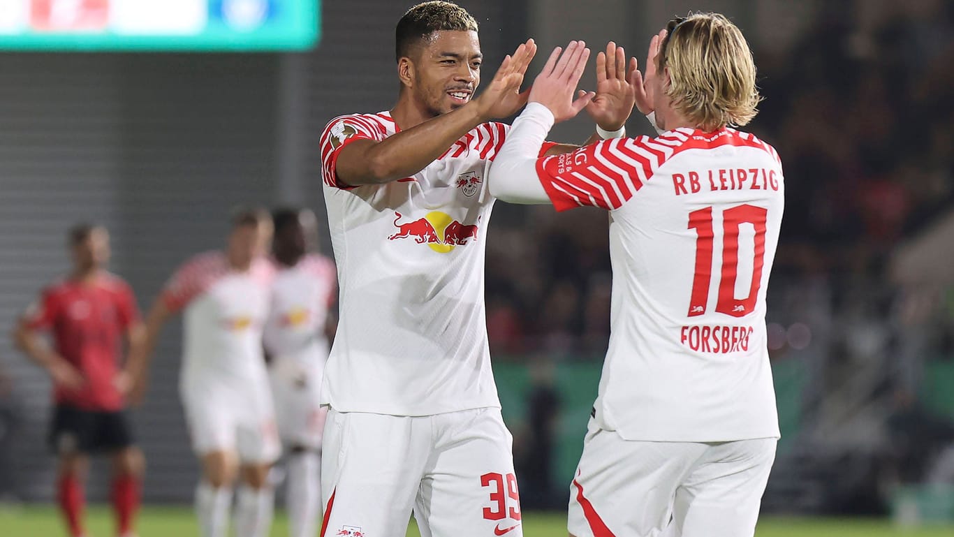 Benjamin Henrichs (l.) gratuliert Emil Forsberg: Der Schwede erzielte das 1:0 für Leipzig.