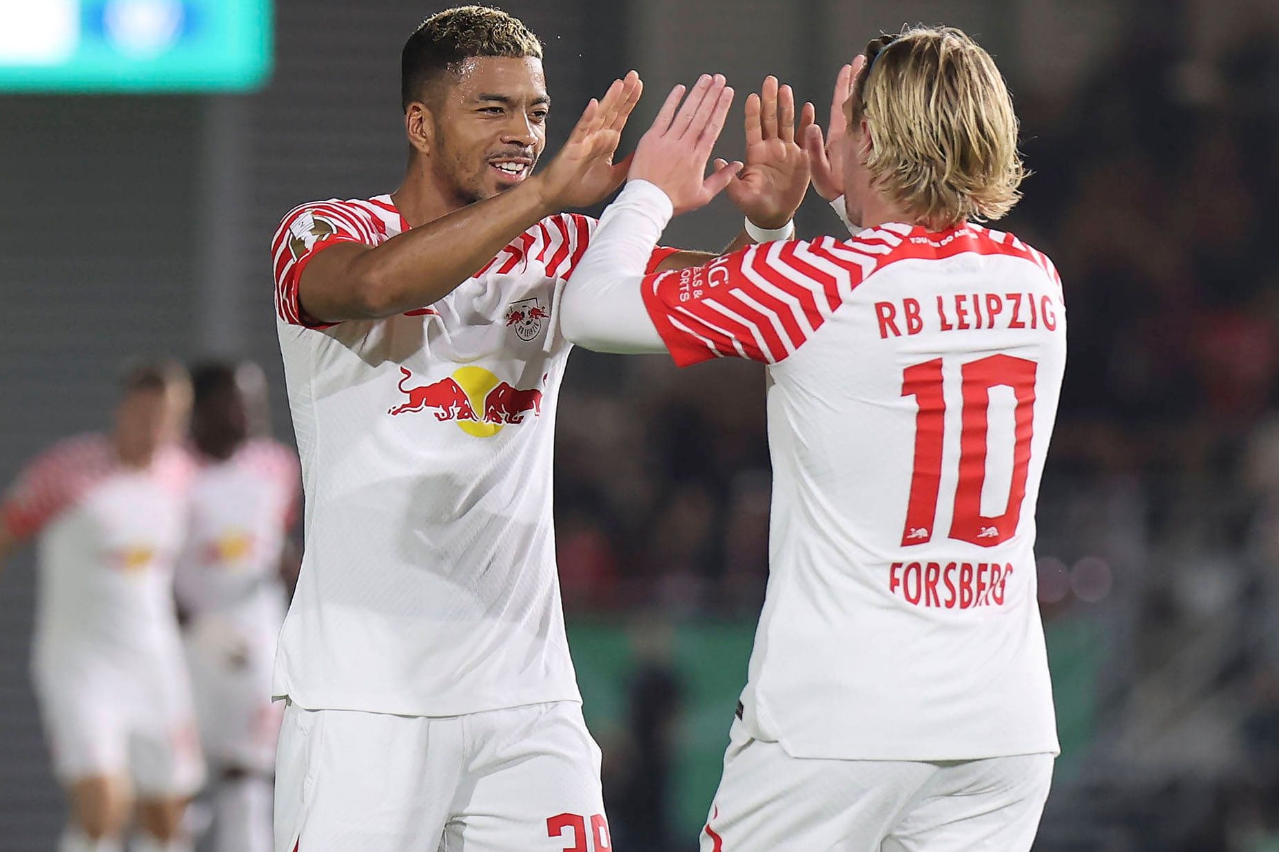 Benjamin Henrichs (l.) gratuliert Emil Forsberg: Der Schwede erzielte das 1:0 für Leipzig.