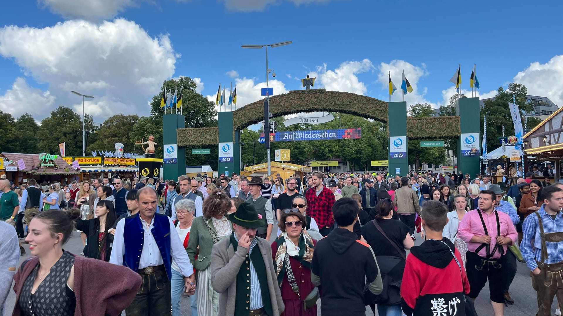 Der Eingang zum Fest auf der Südseite der Theresienwiese: Bereits am Sonntagmittag war hier viel los.