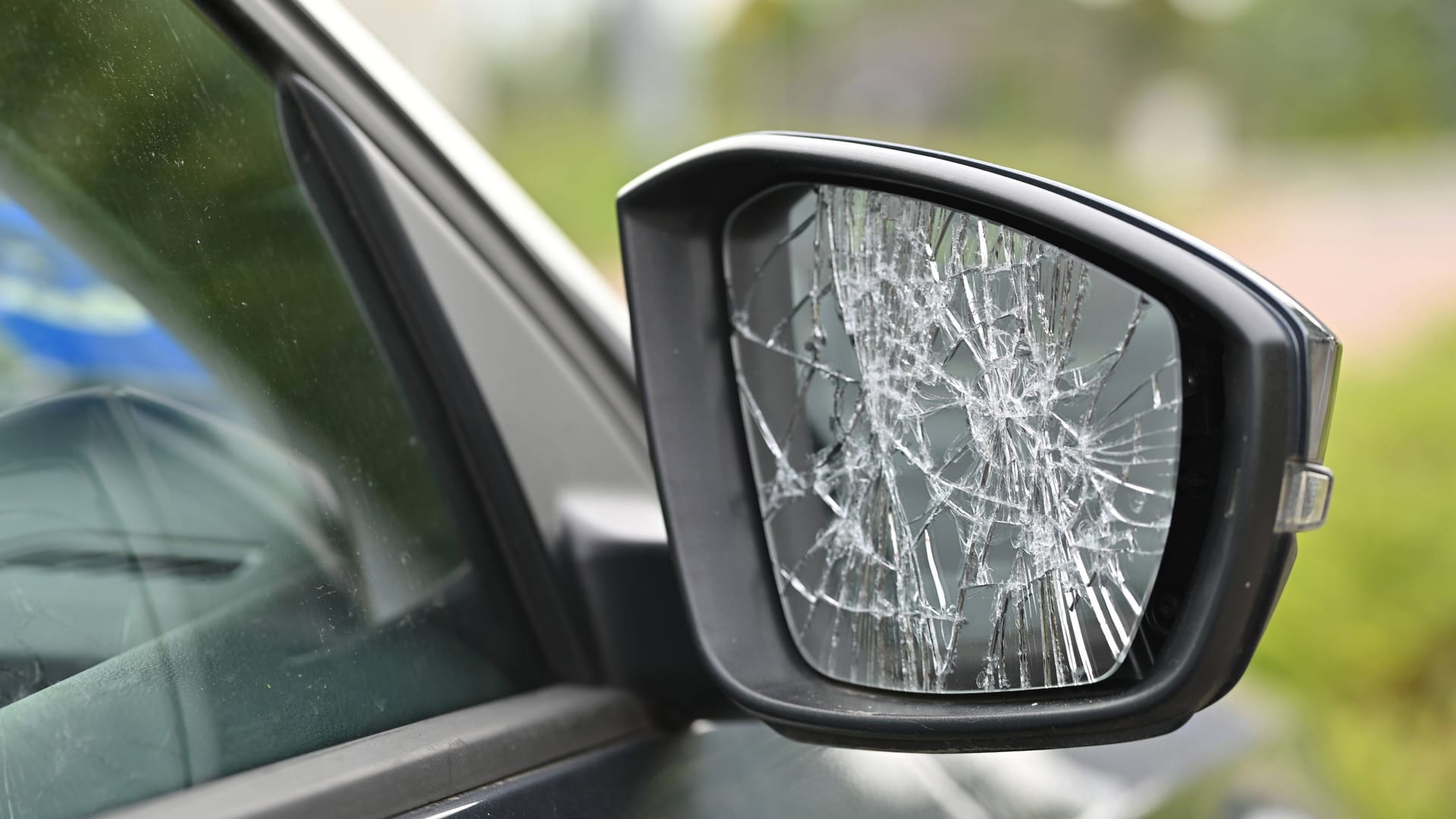 Schäden durch Vandalismus: Betroffene sollten den Schaden fotografieren und das weitere Vorgehen mit dem Versicherer besprechen.