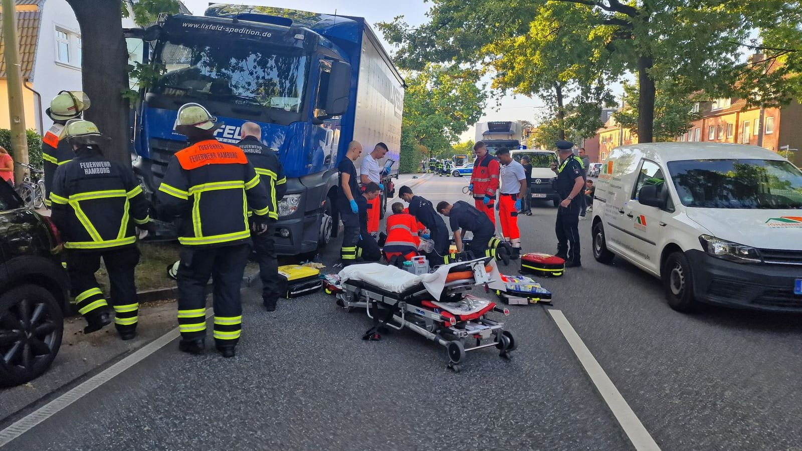 Die Unfallstelle: Sanitäter und ein Notarzt kämpften um das Leben des Lkw-Fahrers. Die Unfallstelle: Sanitäter und ein Notarzt kämpften um das Leben des Lkw-Fahrers.