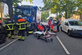 Die Unfallstelle: Sanitäter und ein Notarzt kämpften um das Leben des Lkw-Fahrers.
