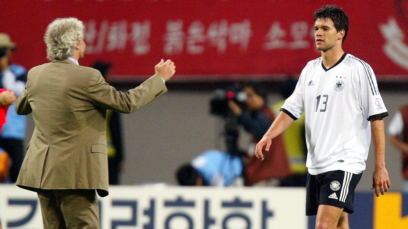 Halbfinale der WM 2002: Teamchef Rudi Völler (l.) bedankt sich bei Matchwinner Michael Ballack, der den Siegtreffer gegen Südkorea schoss, im Finale aber gesperrt fehlte.