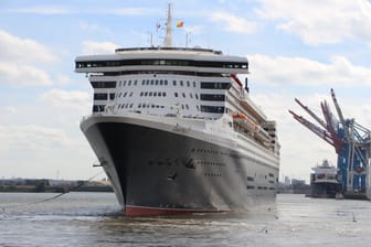 Die "Queen Mary 2" in Hamburg: Das Cruise Center Steinwerder lag im Bomben-Sperrkreis.