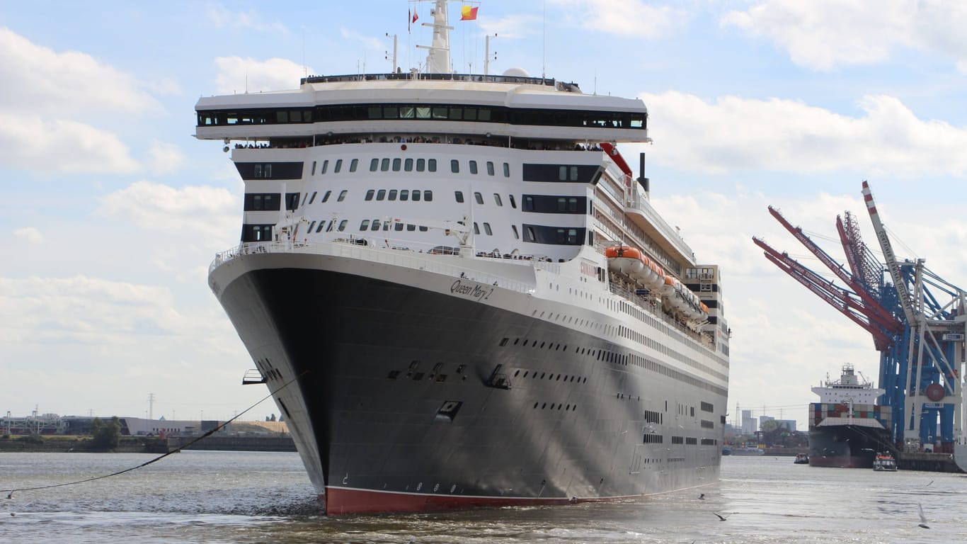 Die "Queen Mary 2" in Hamburg: Das Cruise Center Steinwerder lag im Bomben-Sperrkreis.